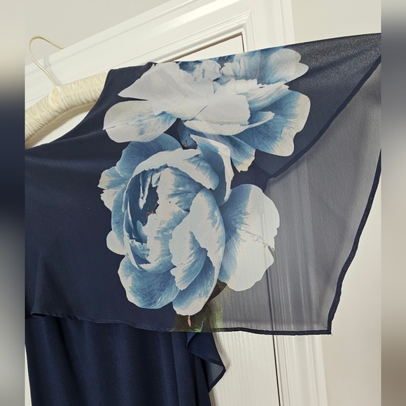 Woman's Dress - Picture 2 of 8